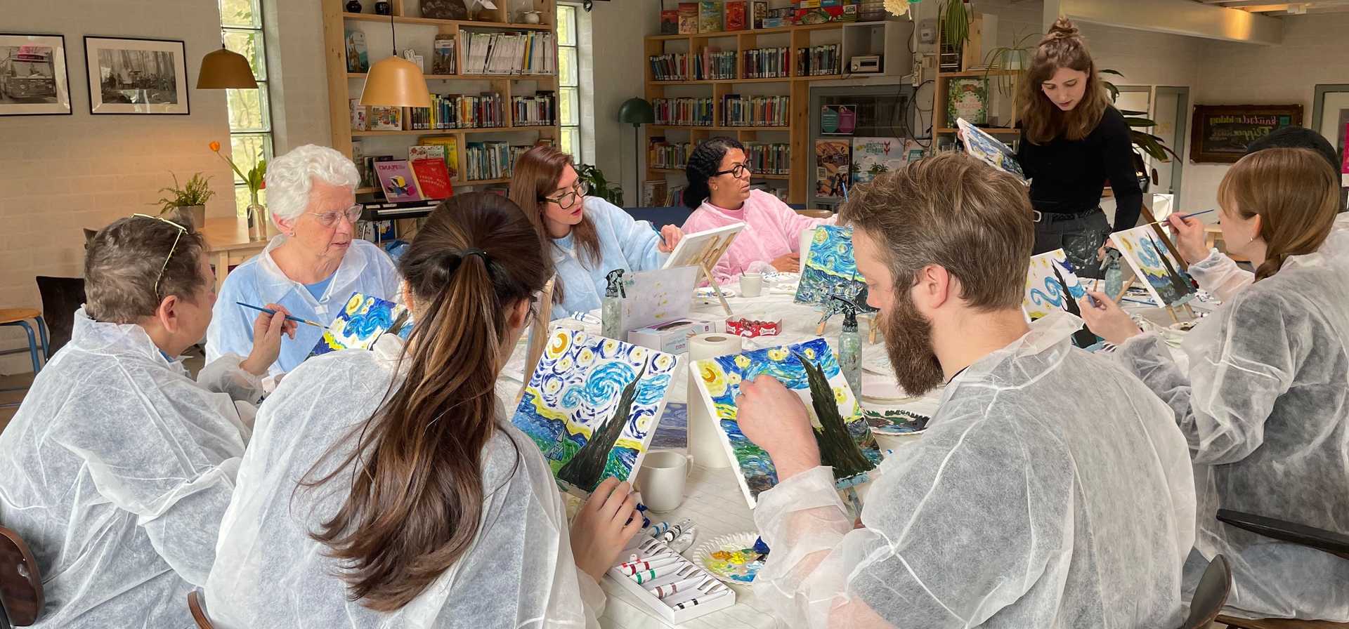 Deelnemers schilderen tijdens een Vincent van Gogh workshop