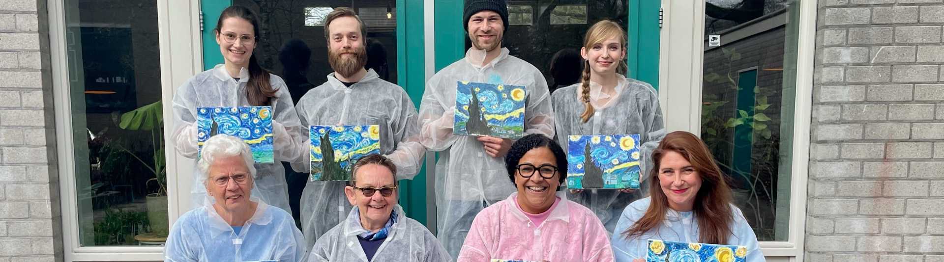 Blije deelnemers tonen hun Van Gogh schilderijen