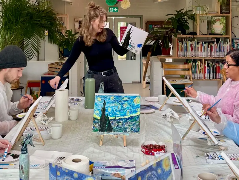 Workshop deelnemers aan het schilderen