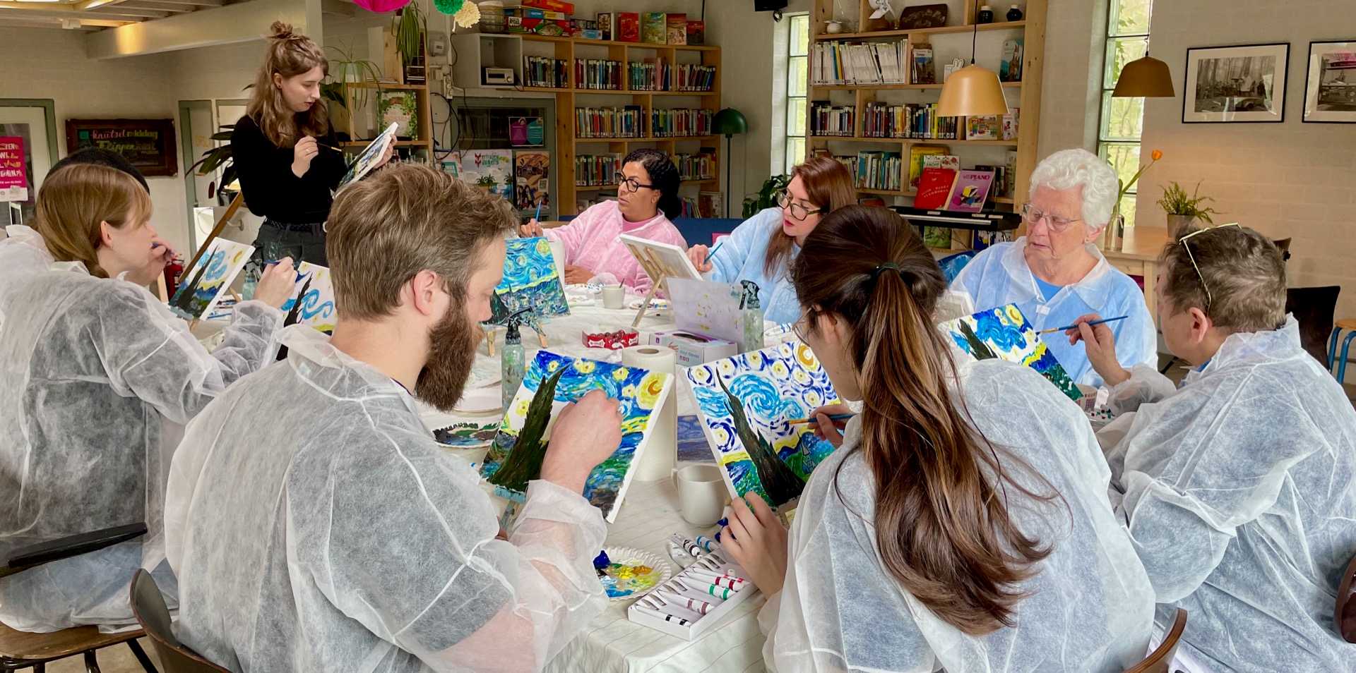 Groep aan het schilderen tijdens een Van Gogh schilderworkshop